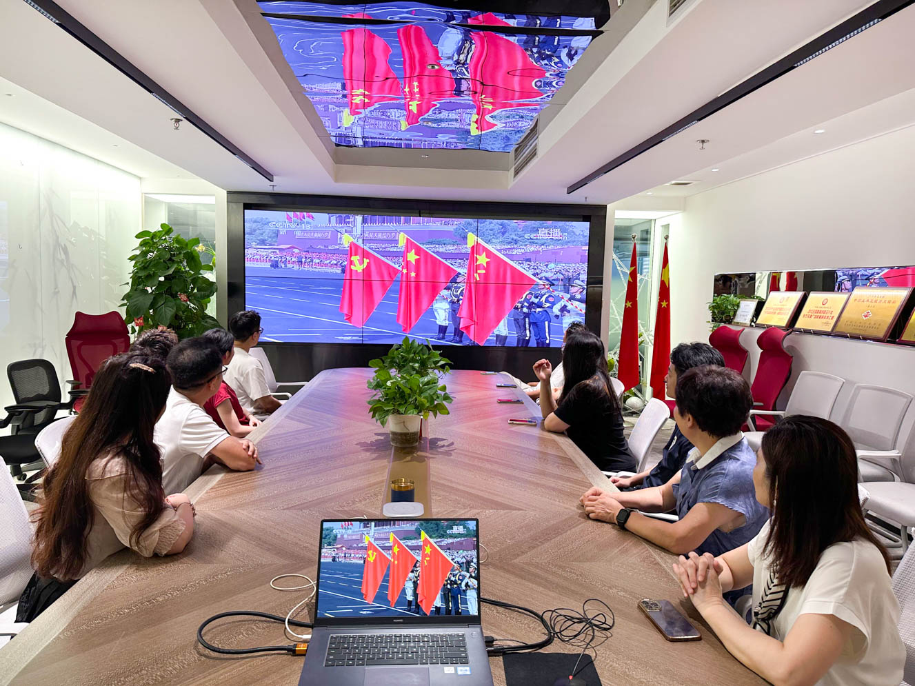 乐动平台_乐动（中国）装饰党支部组织党员观看九三阅兵仪式